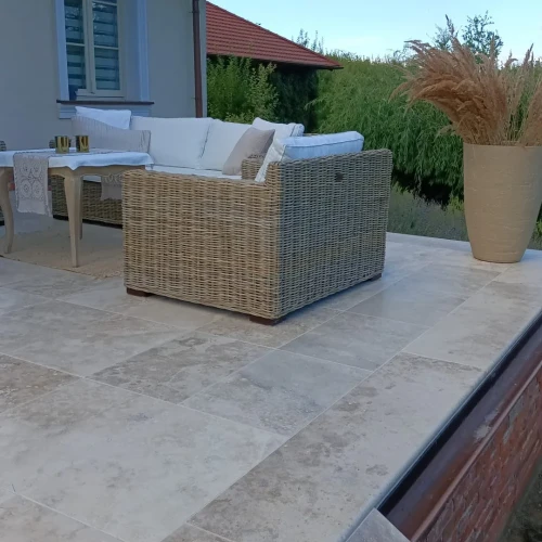 Beżowy kamień naturalny na nowoczesny taras Ivory Classic bębnowany antyczny.