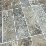 szara podłoga z kamienia naturalnego