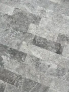 Jasnoszara łazienka wyłożona marmurem Tundra Grey