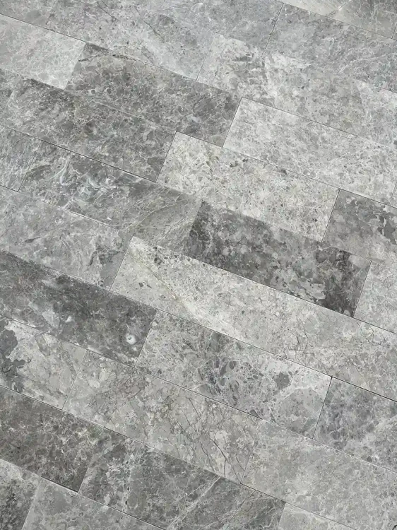 Jasnoszara łazienka wyłożona marmurem Tundra Grey