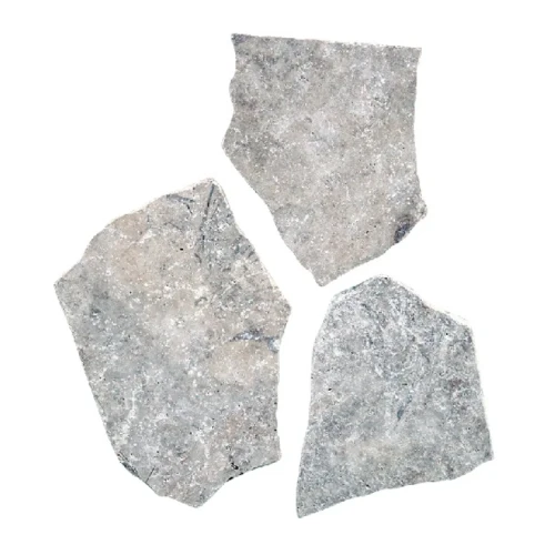 Dzikówka z trawertynu Ash Argent 3 cm – nieregularne płyty.