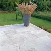 Wyłożenie tarasu jasnym kamieniem naturalnym o grubości 3 cm.