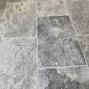 Elegancka podłoga z szlifowanego trawertynu Silver.