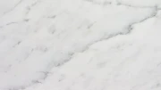 Subtelne szare żyłki na białym marmurze Mugla White