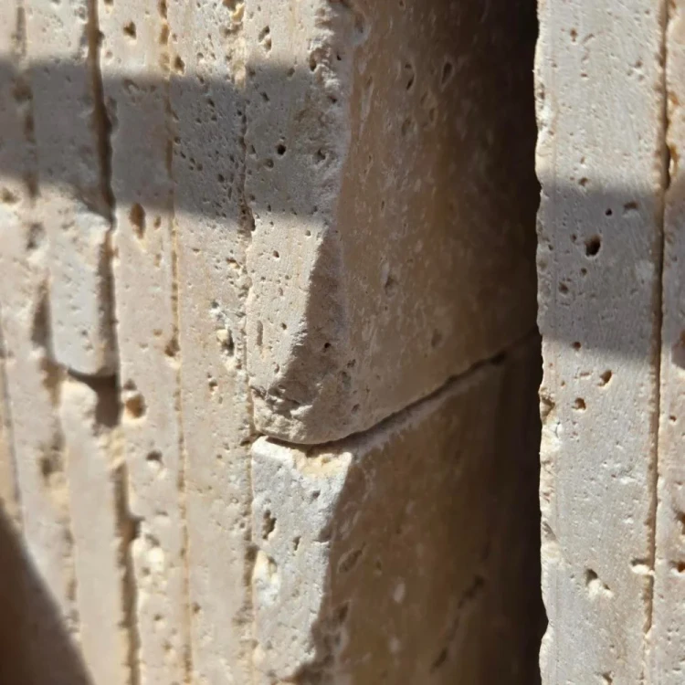 Mocno zaokrąglona krawędź bębnowanego trawertynu Old Tumbled.