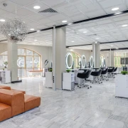 salon fryzjerski wyłożony białym marmurem