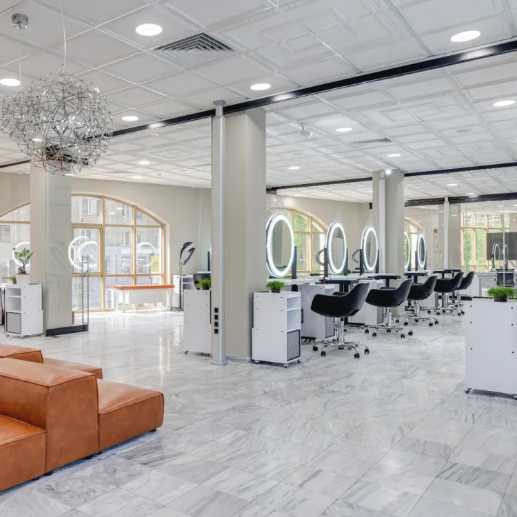 salon fryzjerski wyłożony białym marmurem
