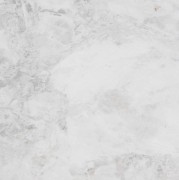 Wyraźne użylenie i wysoki połysk marmuru Carrara Royal.