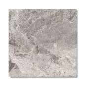 Satynowa powierzchnia i żyłkowanie marmuru Atlantic Grey.