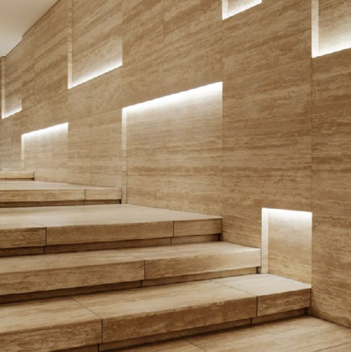 Nowoczesny hall z elegancką ścianą i podłogą z jasnego trawertynu Bianco Classic Vein Cut