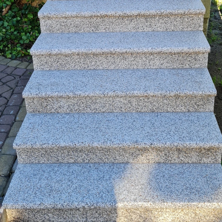 8995